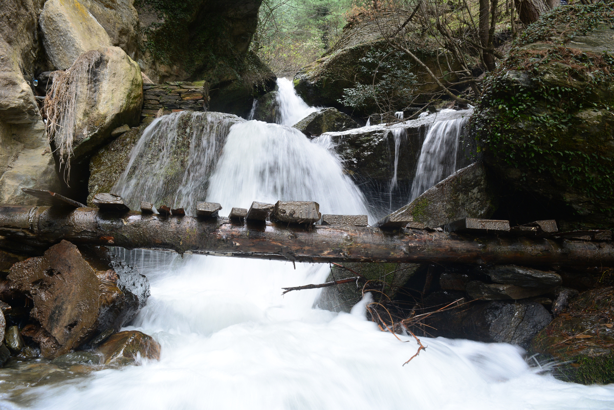 Jana-Waterfall-35-km-from-Manali