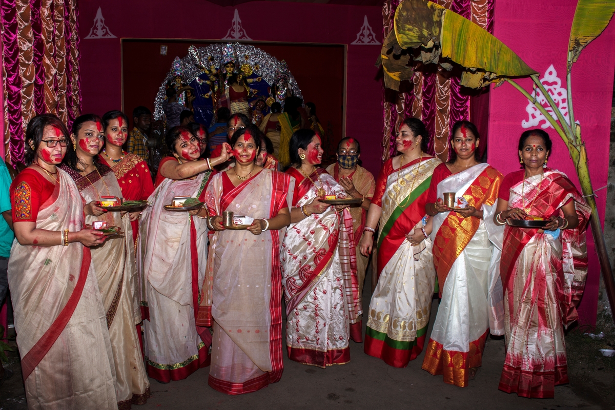 Various-Traditions-in-Durga-Puja-Pandals-in-Mumbai