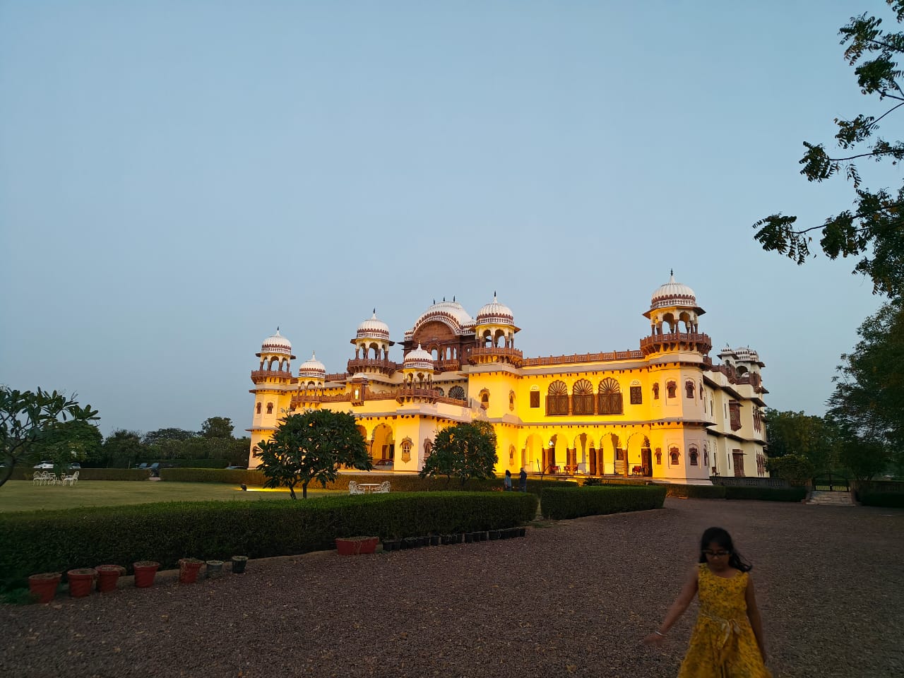 Enjoyable Vacation at Pratap Niwas Palace